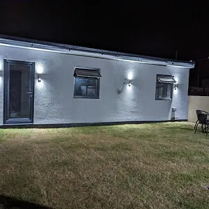 https://jem-studio-brand-new-garden-flat.cardiffhotelswales.com