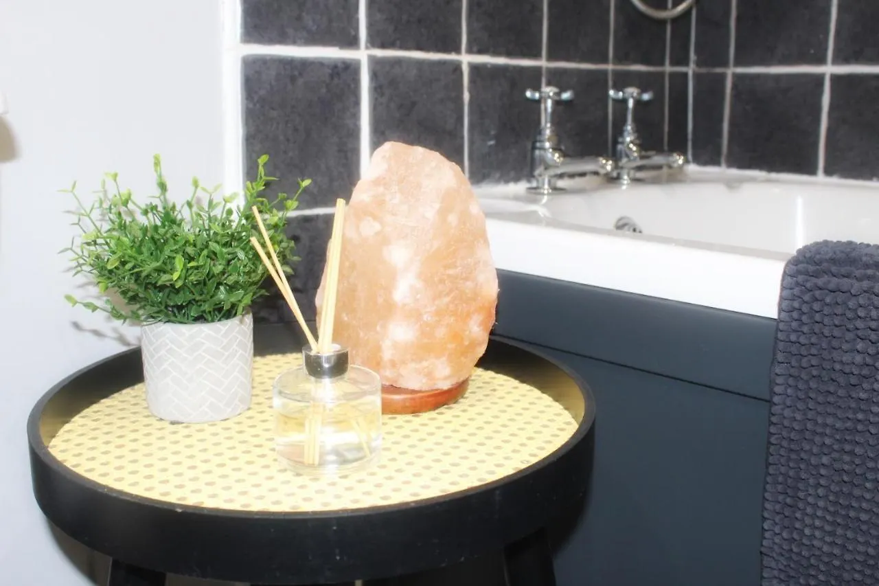 Spacious 1-Bed City Centre Apartment In Aberdeen